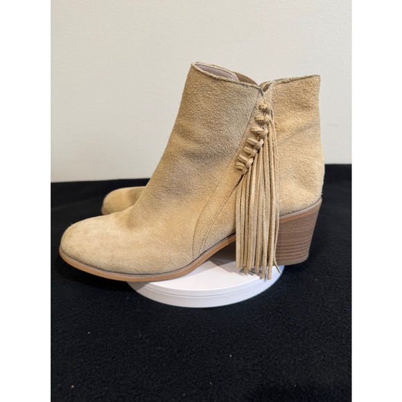 Reaction Kenneth Cole Sz 9.5 tailgate Boots tan suede inside zip fringe trim GUC - Picture 1 of 9